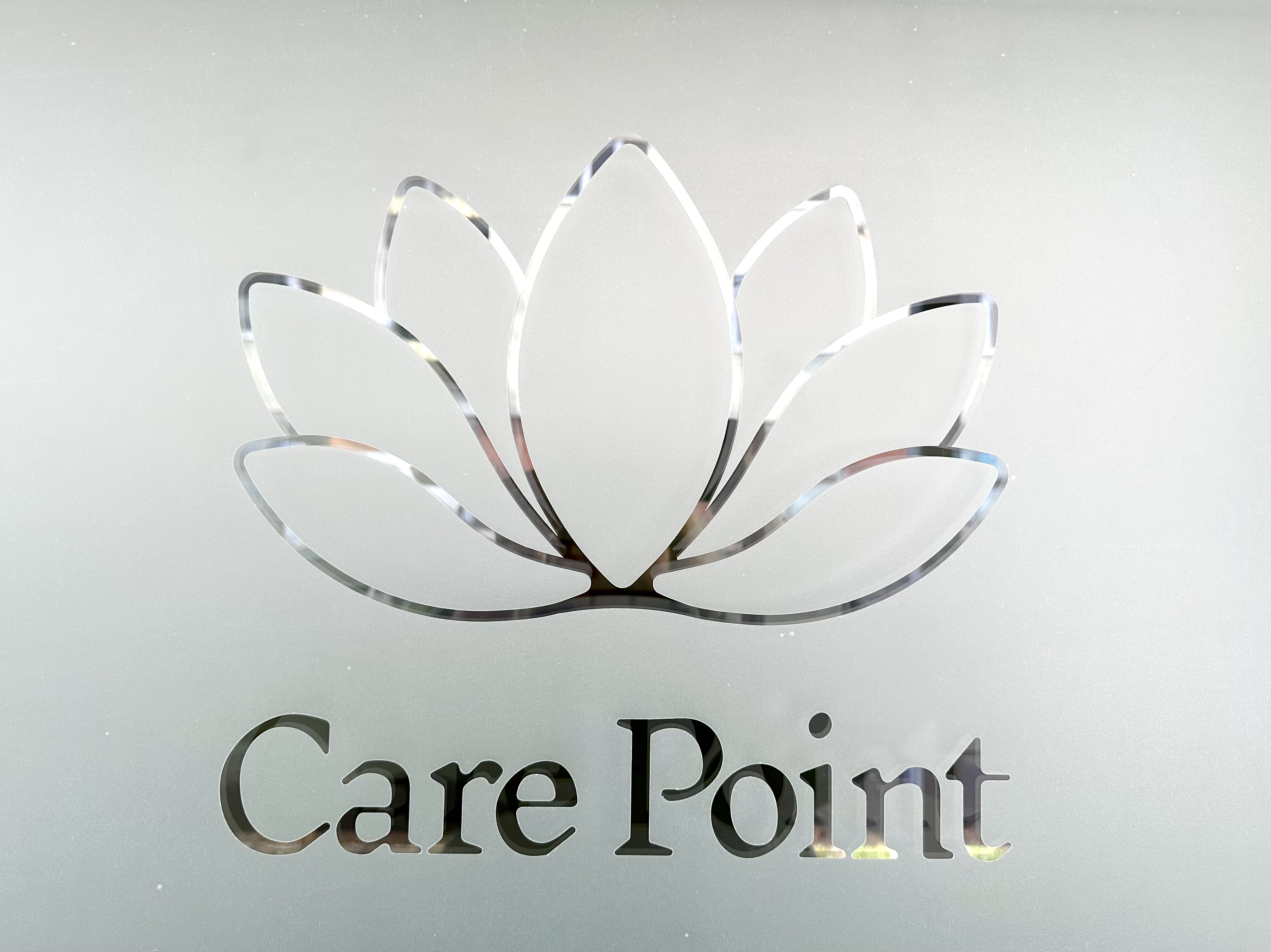 Ápoló segít a gondozottnak a gyógyszerek kapcsán 1